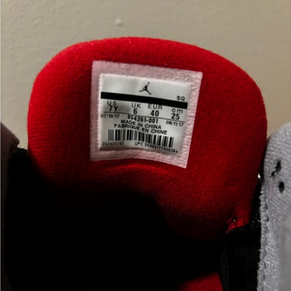 Jordan 3s (cements) Size youth 7 - Picture 5 of 8